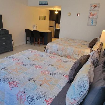 Sea Breeze, Studio 510, Beach Steps Away!+Pool+Wifi Ruskin Bagian luar foto