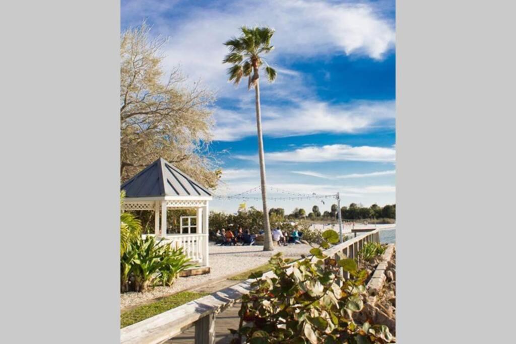 Sea Breeze, Studio 510, Beach Steps Away!+Pool+Wifi Ruskin Bagian luar foto