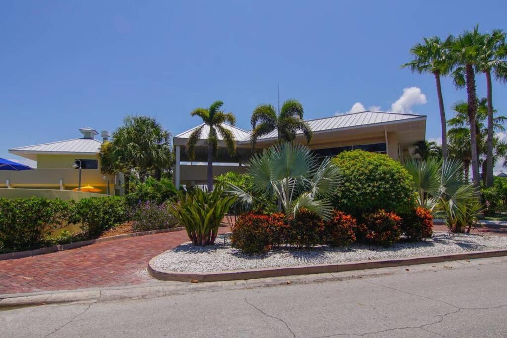 Sea Breeze, Studio 510, Beach Steps Away!+Pool+Wifi Ruskin Bagian luar foto