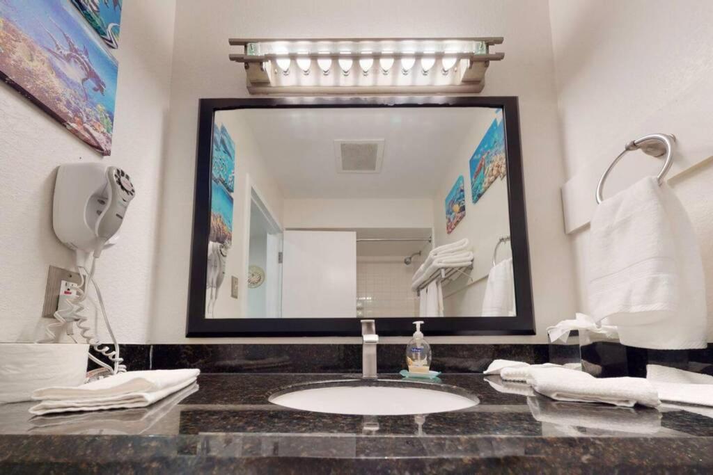 Sea Breeze, Studio 510, Beach Steps Away!+Pool+Wifi Ruskin Bagian luar foto