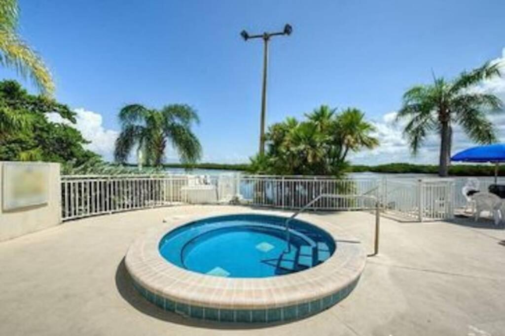 Sea Breeze, Studio 510, Beach Steps Away!+Pool+Wifi Ruskin Bagian luar foto