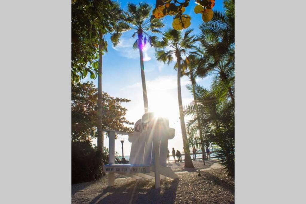 Sea Breeze, Studio 510, Beach Steps Away!+Pool+Wifi Ruskin Bagian luar foto